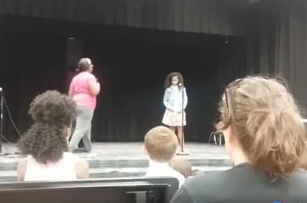 Mẹ ‘cứu nguy’ con gái trong Talent Show, nhiều người cảm động rơi lệ