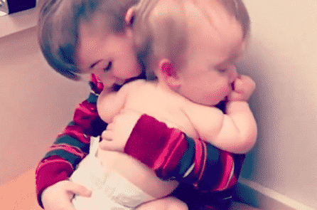 Cảm động: Anh trai ru em bé sơ sinh đang ốm ngủ