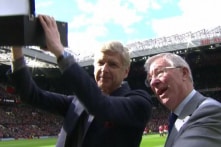 Cái bắt tay đẹp của Ferguson tiễn Wenger trong lần cuối đến Old Trafford