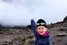Cô bé 7 tuổi chinh phục đỉnh Kilimanjaro để được ‘gần cha’ trên thiên đường