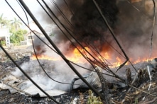 Cháy bãi phế liệu, hơn 500 học sinh phải nghỉ học khẩn cấp