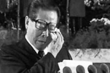 Bức ảnh Giang Trạch Dân lau nước mắt bị lấy ra làm trò cười