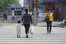 Đi bộ sai quy định ở Trung Quốc, bạn sẽ tự động bị phạt và nêu danh trên phố