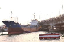 Tàu hàng ngàn tấn trôi tự do đâm vào cầu Đồng Nai