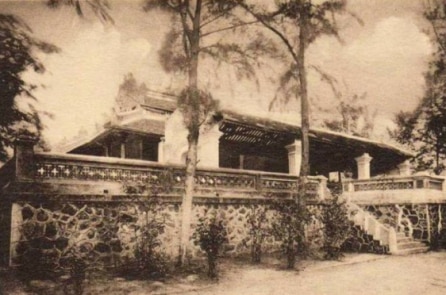 Cũng có một cung điện mùa hè được xây dựng dưới triều nhà Nguyễn