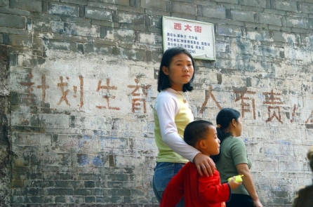 Hệ lụy sức khỏe vì mang vòng tránh thai theo ‘chính sách 1 con’ của ĐCSTQ