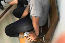 Vụ bé gái bị còng tay: Chính quyền xin lỗi, gia đình không chấp nhận