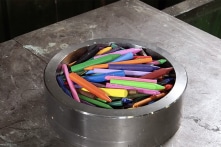 Bút sáp màu sẽ phản ứng ra sao khi bị bỏ vào máy ép thủy lực?