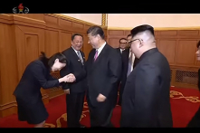Em gái Kim Jong-un thể hiện điều gì khi cúi người bắt tay Tập Cận Bình?