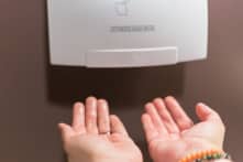 Nghiên cứu: Máy sấy hơi nóng phà vi khuẩn trở lại tay bạn