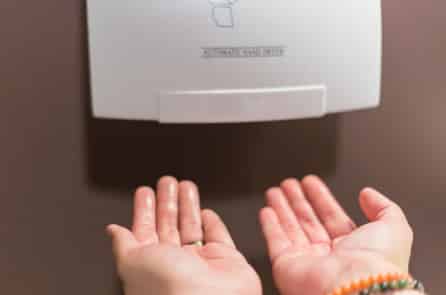 Nghiên cứu: Máy sấy hơi nóng phà vi khuẩn trở lại tay bạn