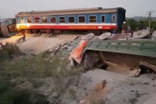 Tàu chở 400 khách bị lật, 2 người tử vong, 9 người bị thương