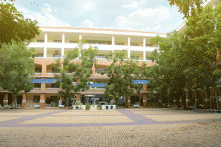 Giáo viên căng băng rôn yêu cầu làm rõ tài chính sai 3,6 tỷ đồng