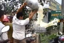 Nông dân đổ sữa trắng đường vì bức xúc Vinamilk ép giá thu mua