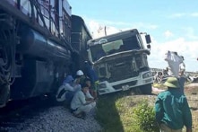 Nghệ An: Thêm tai nạn đường sắt, xe bồn tông tàu chở hàng đang chạy