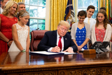 Trump ký luật STAR, thúc đẩy nghiên cứu chữa trị ung thư ở trẻ em