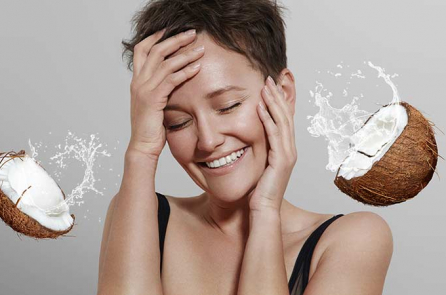 Theo chuyên gia, dầu dừa có thể tẩy trang nhưng không phải ‘thần dược’