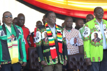 Tổng thống Zimbabwe may mắn thoát nạn một vụ đánh bom nhắm vào ông
