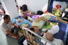 Ba trẻ một giường và… bệnh viện ‘đắp chiếu’!