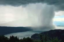 Cảnh tượng “bom mưa” ngoạn mục được quay timelapse ở hồ Alpine