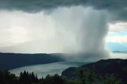 Cảnh tượng “bom mưa” ngoạn mục được quay timelapse ở hồ Alpine