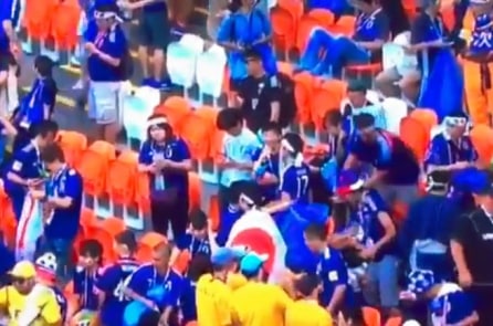 CĐV Nhật Bản ở lại nhặt rác sau trận thắng của đội nhà ở World Cup
