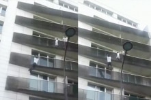 Chàng trai leo lên tầng 4 trong 30 giây để cứu một đứa bé