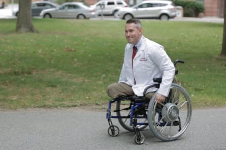 Chàng trai bị mất cả 2 chân vào Đại học Harvard