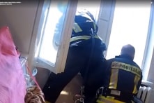 Lính cứu hỏa Latvia cứu người phụ nữ nhảy lầu gây kinh ngạc