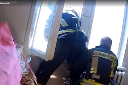 Lính cứu hỏa Latvia cứu người phụ nữ nhảy lầu gây kinh ngạc