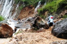 23 người chết, 16 người bị thương sau mưa lũ