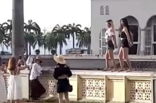 Du khách Trung Quốc bị trục xuất vì ăn mặc hở hang nhảy múa nơi linh thiêng