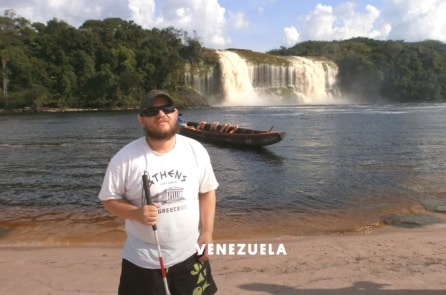 Người đàn ông mù tự đi du lịch 125 quốc gia