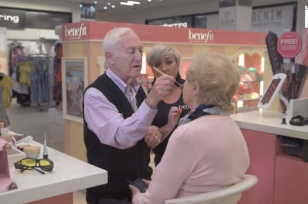 Câu chuyện cảm động phía sau cụ ông 84 tuổi vào cửa hàng trang điểm