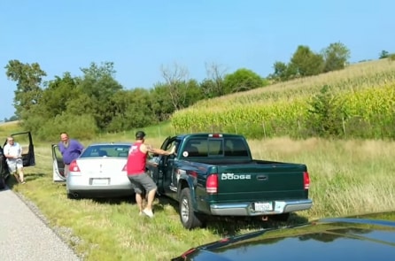 Mỹ: 3 tài xế xa lạ cùng hợp tác chặn ‘chiếc xe nguy hiểm’ trên cao tốc