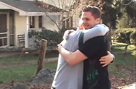 Hai anh em khiến bố bật khóc vì cảm động