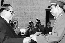 Thực trạng sắc phong tướng lĩnh tràn lan dưới thời ông Giang Trạch Dân