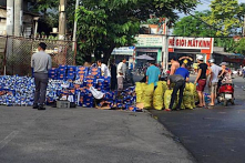 Bình Dương: Người dân gom bia bị đổ xuống đường giúp tài xế