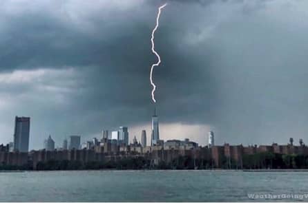 Ảnh hiếm: Sét chạm vào ngọn tháp Trung tâm Thương mại Thế giới Một