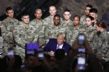 Tổng thống Trump ký thông qua luật chi tiêu quốc phòng 717 tỷ USD