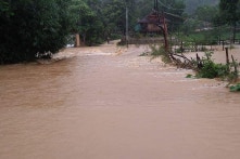 Nghệ An: Nhiều nơi bị ngập lụt và cô lập do mưa lớn