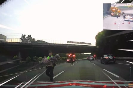 Cảnh sát Đài Loan bế cụ bà 84 tuổi ra khỏi đường quốc lộ (Video)