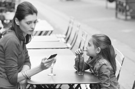 Nhiều trường hợp trẻ chết vì bố mẹ mải chơi điện thoại