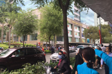 Khói bốc lên từ Vincom Center Đồng Khởi, hàng trăm người bỏ chạy