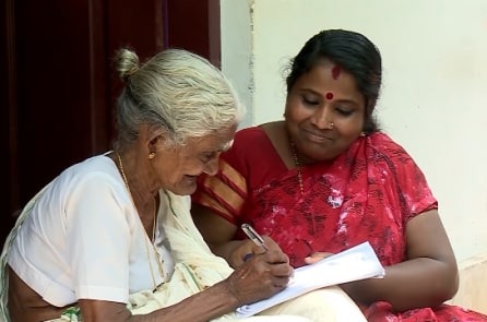 Cụ bà Ấn Độ 96 tuổi vẫn học tiểu học