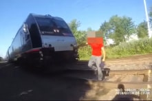 Cảnh sát Mỹ “chạy nước rút” ngăn cản xe lửa để cứu người (Video)