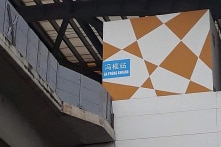 Gỡ biển báo tiếng Trung Quốc ở ga đường sắt Cát Linh – Hà Đông