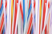 Hàng trăm nhà hàng ở New York dừng sử dụng ống hút nhựa