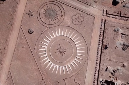 Người đàn ông tự xây dựng sân bay UFO cho người ngoài hành tinh