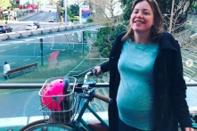 Nữ bộ trưởng New Zealand đạp xe tới bệnh viện sinh con